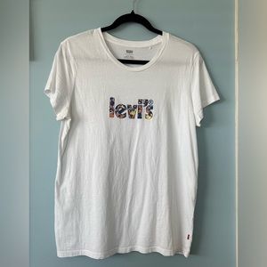 L Levi’s T-shirt with colorful logo